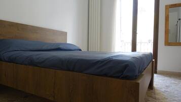 Iron/ironing board, bed sheets