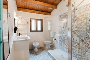 Shower, hair dryer, towels - Apartment 'La Luna' with Private Terrace, Balcony and Air Conditioning (Castellammare del Golfo)