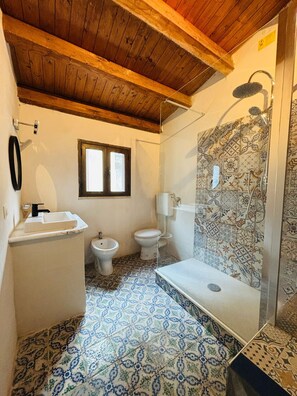 Shower, hair dryer, towels - Apartment 'La Luna' with Private Terrace, Balcony and Air Conditioning (Castellammare del Golfo)