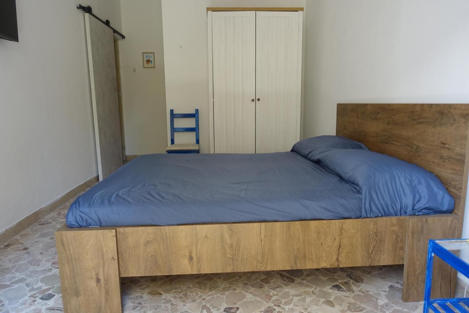 Iron/ironing board, bed sheets