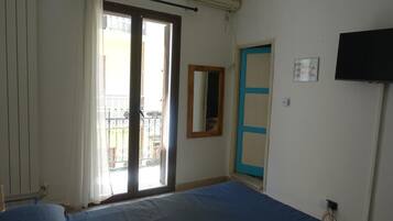 Iron/ironing board, bed sheets