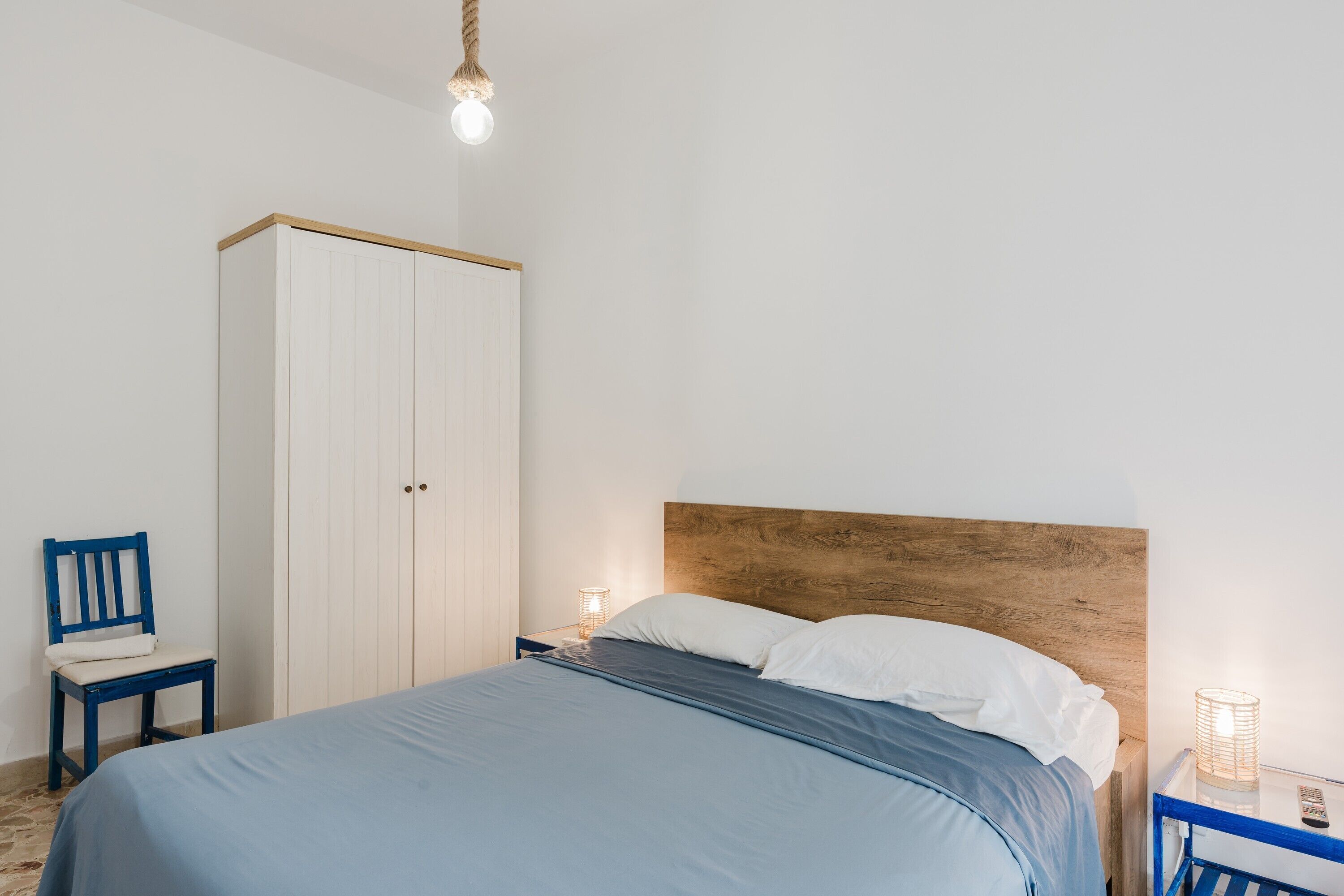 Een strijkplank/strijkijzer, beddengoed