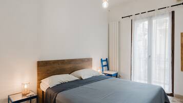 Iron/ironing board, bed sheets