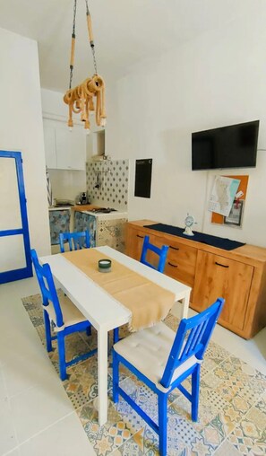 Dining - Apartment 'La Luna' with Private Terrace, Balcony and Air Conditioning (Castellammare del Golfo)