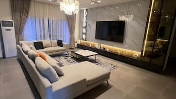 Lejlighed - 3 soveværelser - handicapvenligt - balkon | Stue