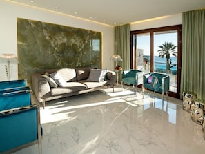 TV - Beachfront Apartment by Interhome (Taormina)