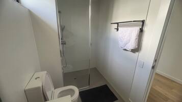 Apartment, 2 Schlafzimmer, barrierefrei, Balkon | Badezimmer