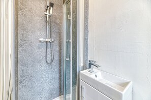 Apartamento básico, 1 cama de casal, para não fumantes | Banheiro
