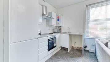 Basic Apartment, 1 Double Bed, Non Smoking | Private kitchen