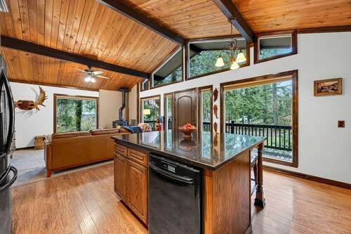 Chalet Seraphina - Cozy Pet Friendly Home With Hot tub