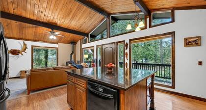 Chalet Seraphina - Cozy Pet Friendly Home With Hot tub