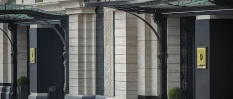 Vista frontal de la propiedad