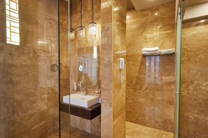 Shower, free toiletries, hair dryer, bathrobes - Aghababyans Hotel (Yerevan)