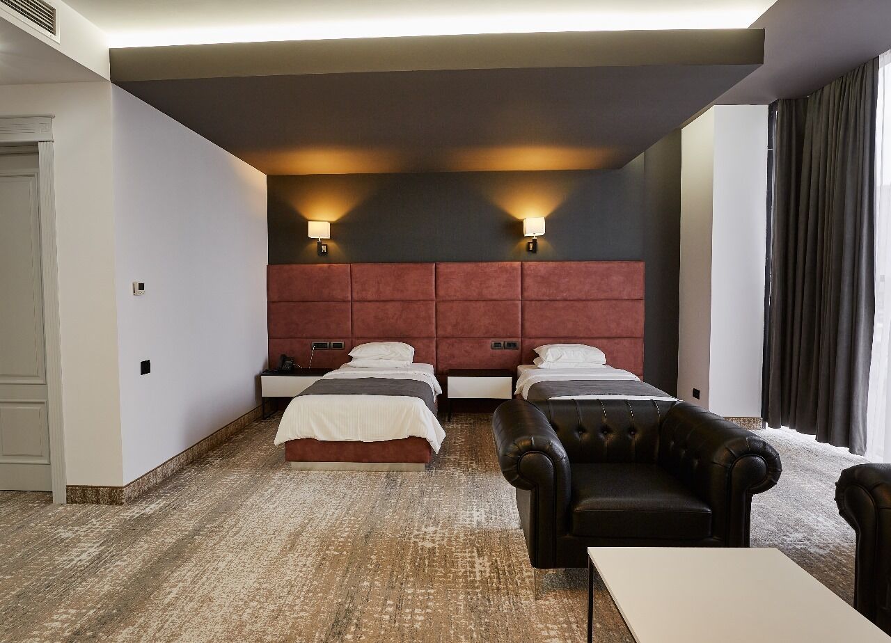 标准双床房 | 客房内保险箱、免费 WiFi