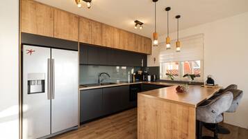 Mikrowelle, Geschirrspüler, Wasserkocher mit Kaffee-/Teezubehör