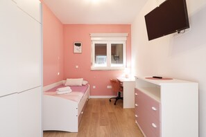 4 dormitorios, cunas gratuitas, ropa de cama
