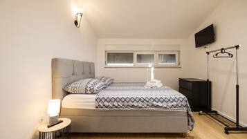 4 Schlafzimmer, kostenlose Babybetten, Bettwäsche