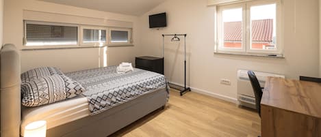 4 chambres, lits bébé (gratuits), draps fournis