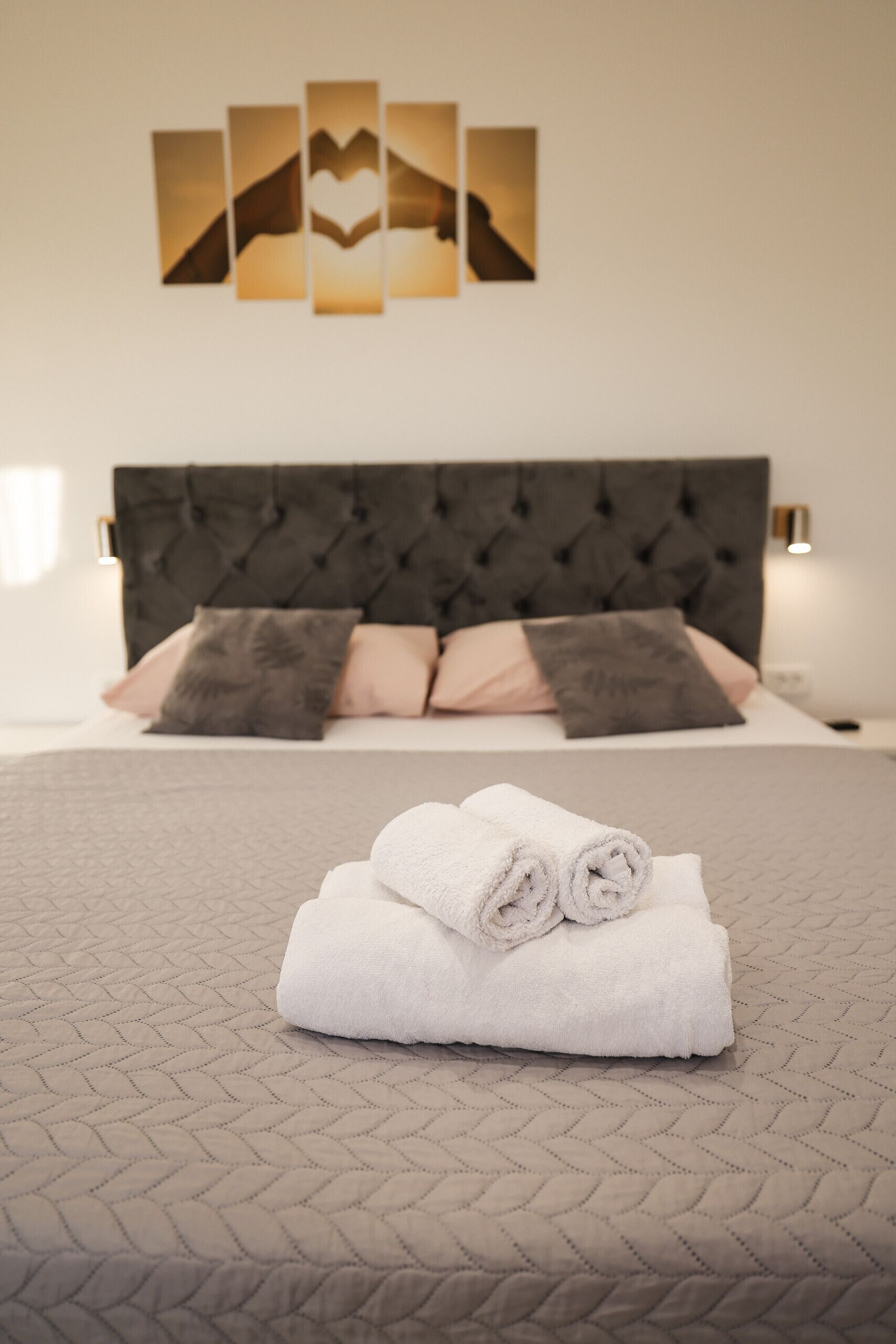 4 bedrooms, free cribs/infant beds, bed sheets