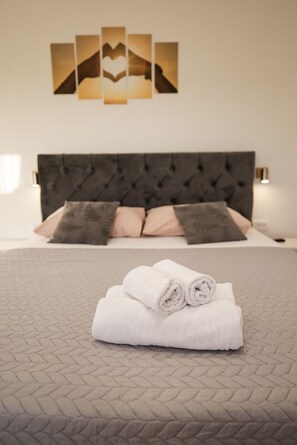 4 chambres, lits bébé (gratuits), draps fournis