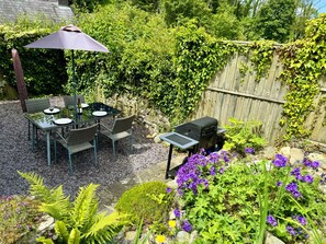 Outdoor dining - Old Farmhouse Cottage (Llandysul)