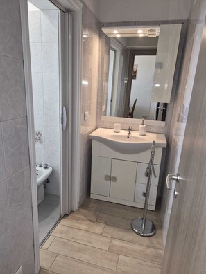 坐浴桶、提供毛巾、番梘