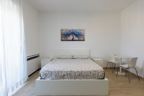 1 bedroom, free WiFi, bed sheets - CHECK-INGANNI, above MM1 Inganni and next to the Italian Diagnostic Center (Milano)