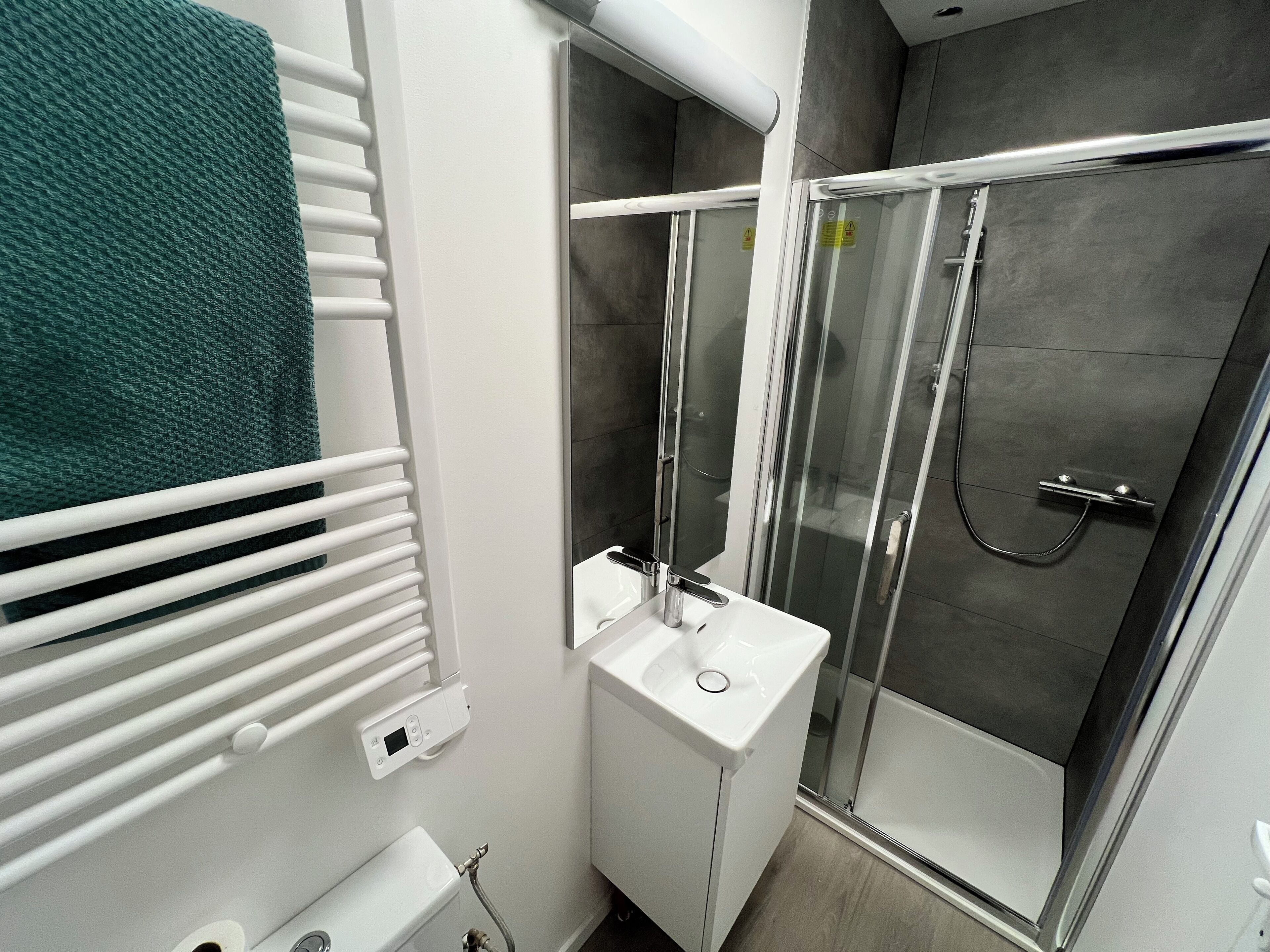 Dusche, Haartrockner, Handtücher, Seife