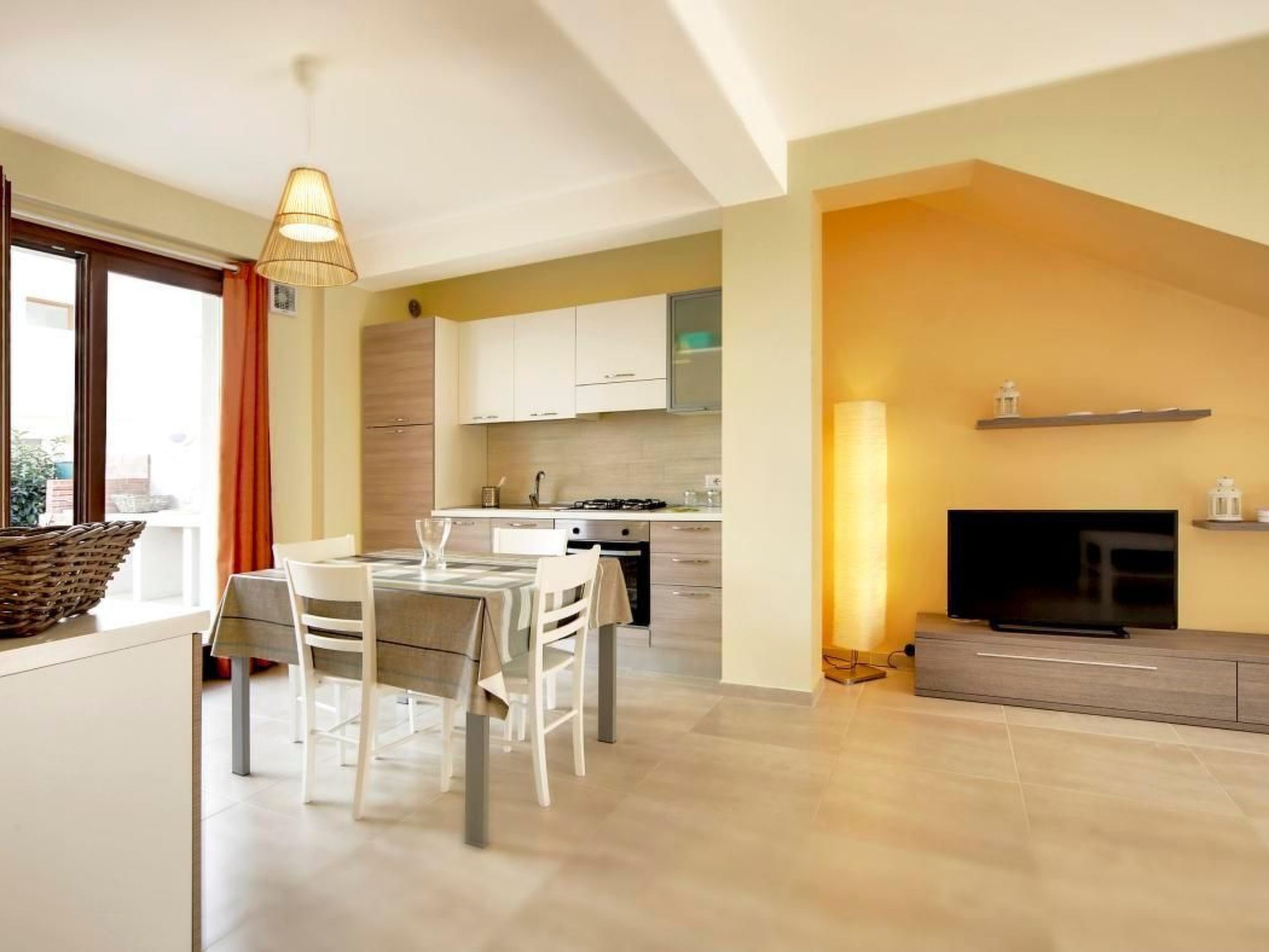 Réfrigérateur, four, batterie de cuisine, vaisselle et ustensiles