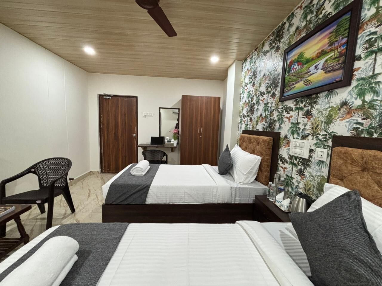 Habitación superior con 1 cama doble o 2 individuales, vistas a la ciudad | Espacio para trabajar con un portátil y wifi gratis