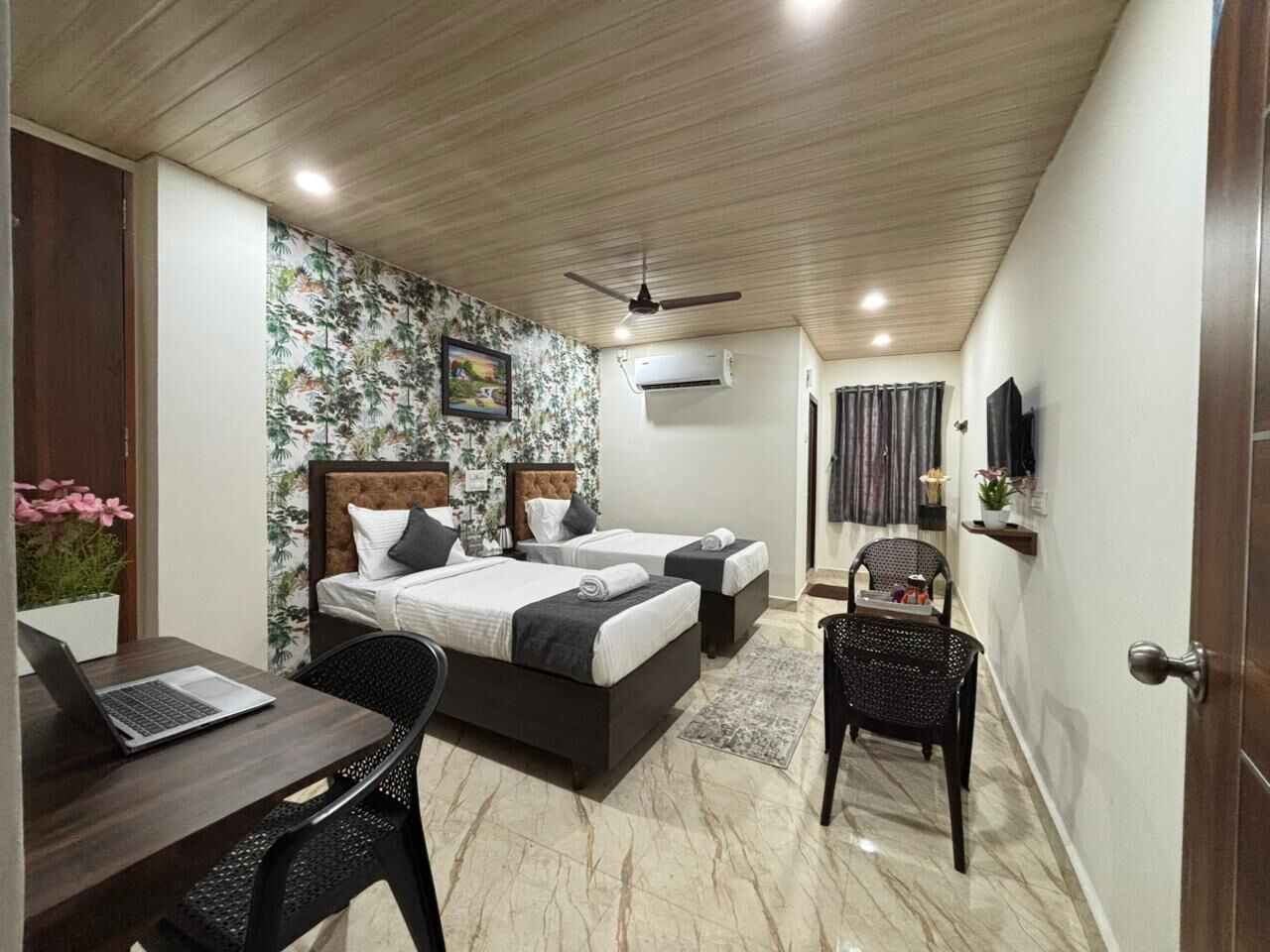 Superior-værelse med dobbeltseng eller 2 enkeltsenge - byudsigt | Arbejdsområde til bærbare computere, gratis Wi-Fi