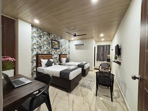 Superior-værelse med dobbeltseng eller 2 enkeltsenge - byudsigt | Arbejdsområde til bærbare computere, gratis Wi-Fi