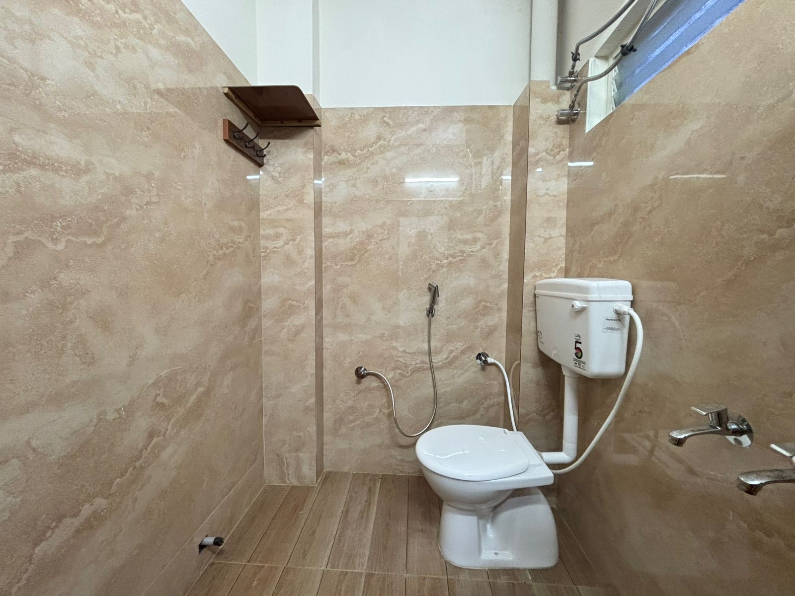 Ducha, artículos de higiene personal gratuitos y secador de pelo