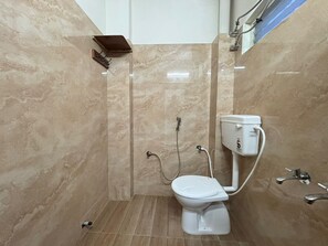 Shower, free toiletries, hair dryer, towels - The Southern Suites - Vijayawada (Vijayawada)
