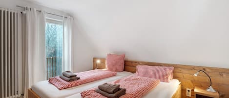 Tabla de planchar con plancha, wifi y ropa de cama