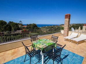 Outdoor dining - "Guidaloca" mit Infinity-Pool by Interhome (Castellammare del Golfo)