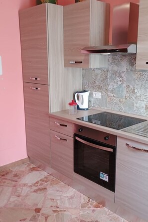 Fridge, oven, cookware/dishes/utensils - Gemütliche Ferienwohnung Villa Alba by Interhome (Castellammare del Golfo)