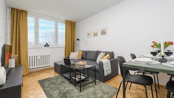 Appartement, uitzicht op de binnenplaats | Woonruimte | Een 40-inch smart-tv met kabelzenders, Netflix en streamingdiensten