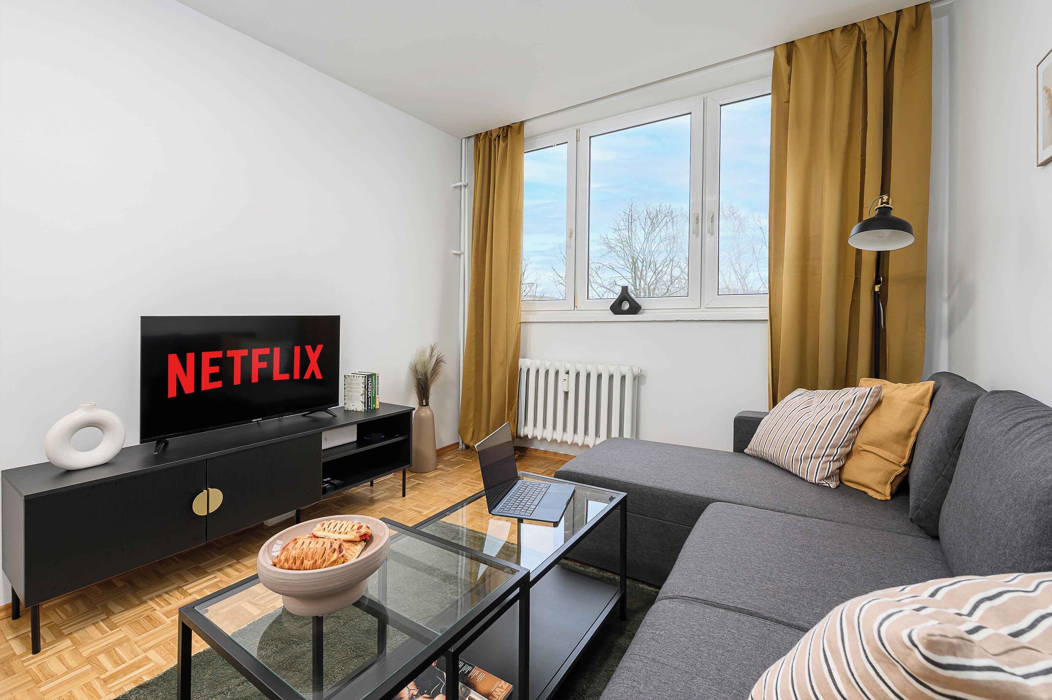 Apartamento, vista para o pátio | Área de estar | Smart TV 40 polegadas com canais a cabo, Netflix, serviços de streaming