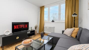 Apartamento, vista para o pátio | Área de estar | Smart TV 40 polegadas com canais a cabo, Netflix, serviços de streaming