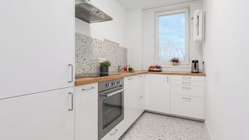 Apartamento, vista para o pátio | Cozinha privada | Geladeira, fogão, cooktop, chaleira elétrica