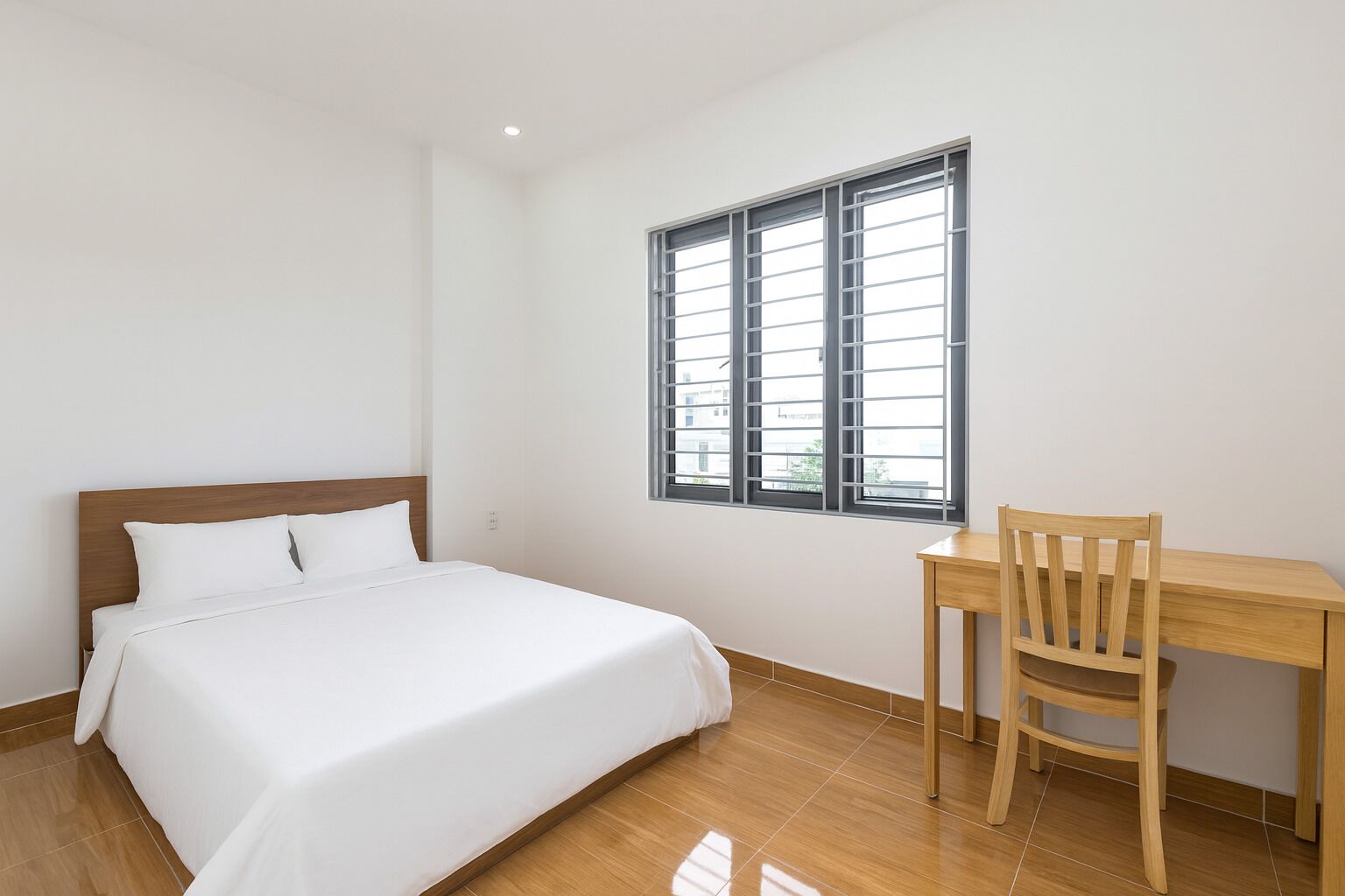 Tabla de planchar con plancha, wifi y ropa de cama 