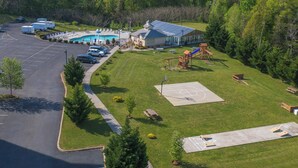 Ein großer Außenpool, ein Spielplatz und ein überdachter Pavillon.