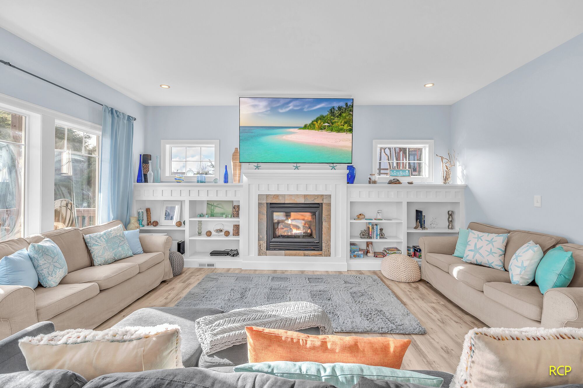 Smart-tv, een dvd-speler, tafelvoetbal en boeken