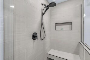 Shower, jetted bath, towels - Renovated 5-bed Lincoln City home with Hot Tub close to the Beach! (Lincoln City)