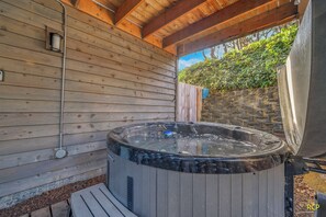 Outdoor spa tub - Renovated 5-bed Lincoln City home with Hot Tub close to the Beach! (Lincoln City)
