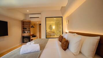 Deluxe Room, Bathtub | In-room safe, blackout drapes, soundproofing, free WiFi