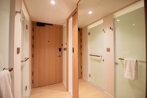 Family Quadruple Room | Bathroom | Designer toiletries, hair dryer, slippers, towels - Marwin Terra Hotel (Bangkok)