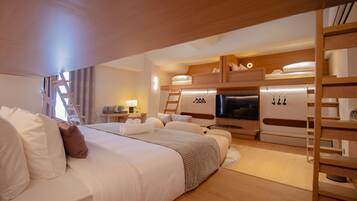 Family Studio Suite | In-room safe, blackout drapes, soundproofing, free WiFi