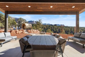 Outdoor dining - Lux Retreat| Hot Tub, Sauna, Cold Tank, Pool Table (Orderville)